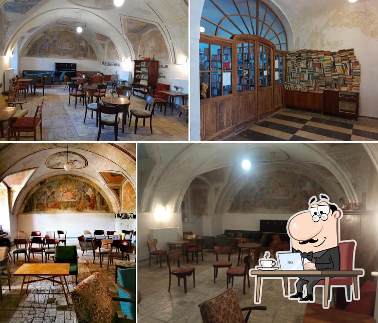 Installez-vous à l'une des tables de Rajský dvor