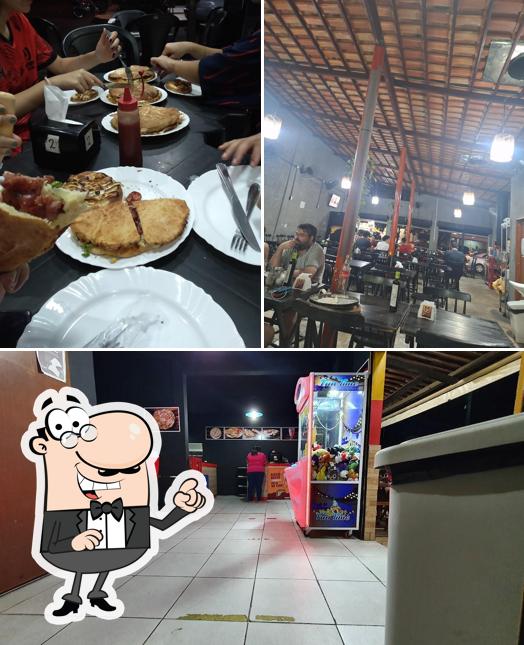 Sente em uma das mesas no Village Pizzaria Rodízio - Neópolis