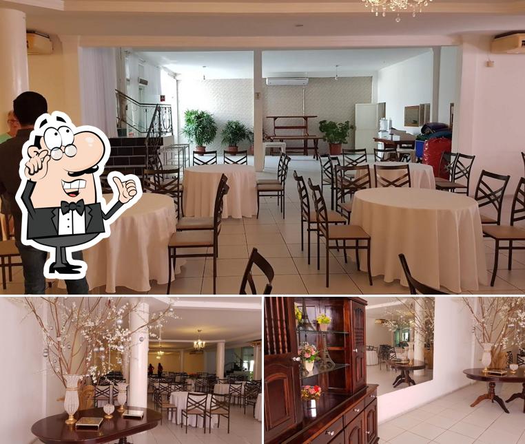 Sente em uma das mesas no Samuel Recepções e Refeições