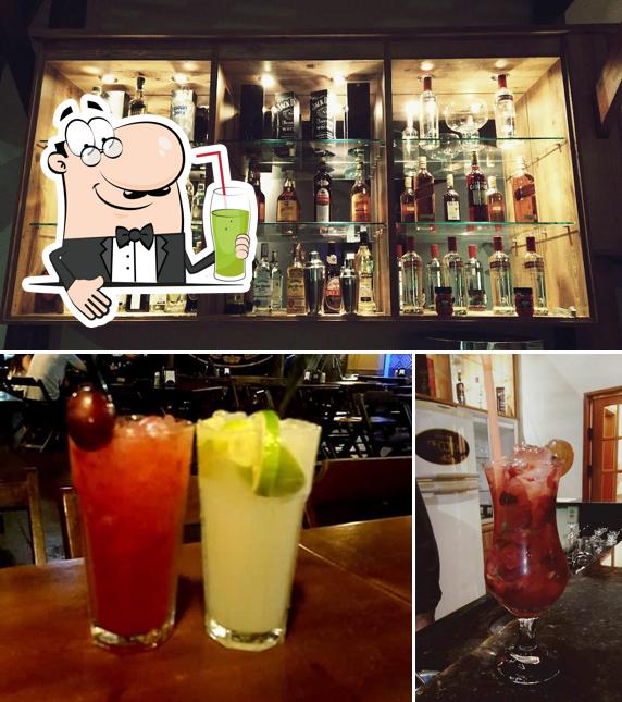 Desfrute de um drinque no Bar e Petiscaria SE7E CORDAS