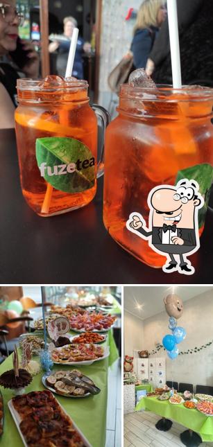 Dai un'occhiata agli interni di Chrissy Bar