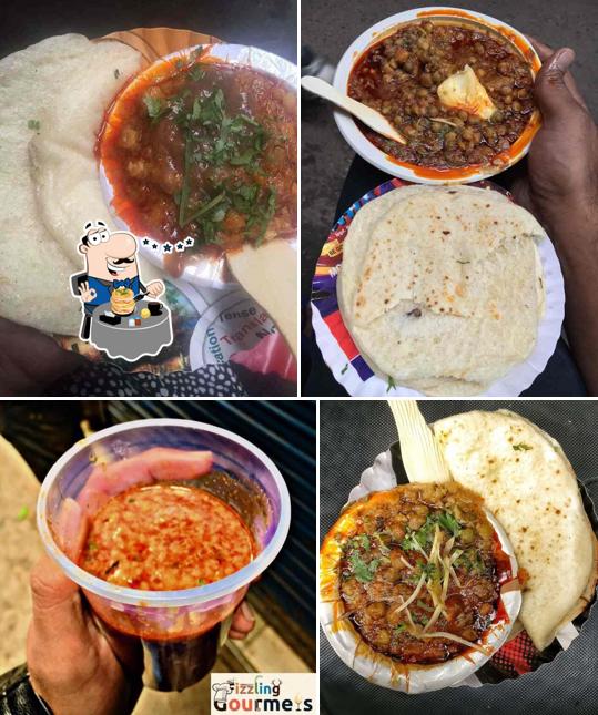 Food at Lotan ji Chole kulche wala