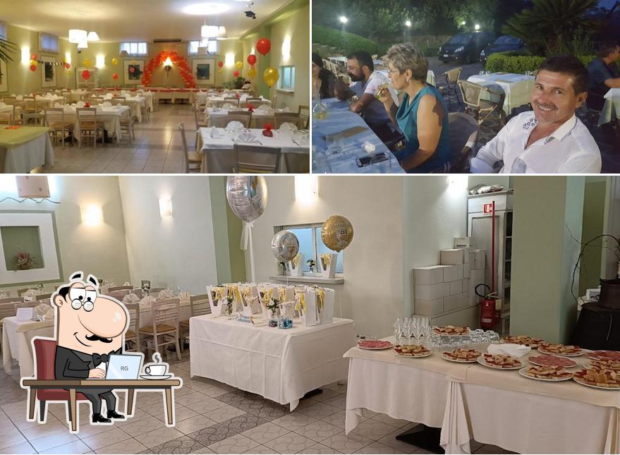 Siediti a un tavolo di La Nuova Luna