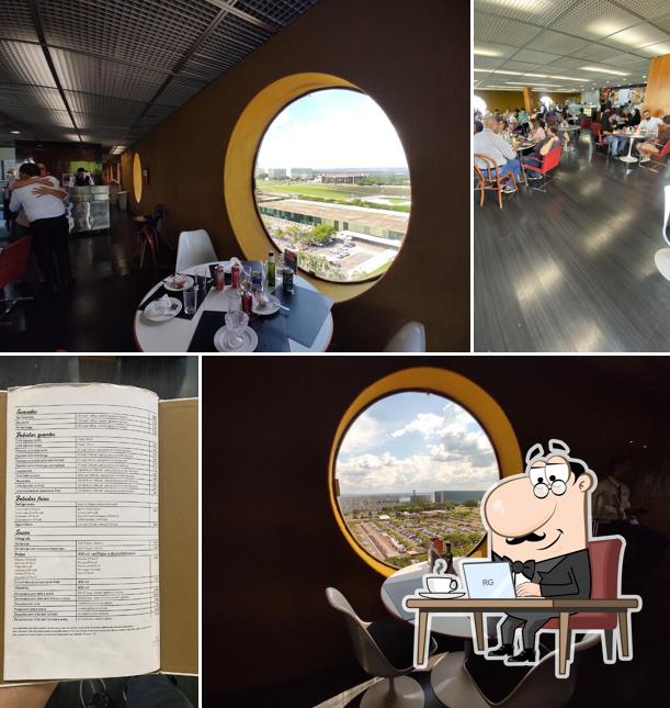 Sente em uma das mesas no Restaurante Escola do Senac