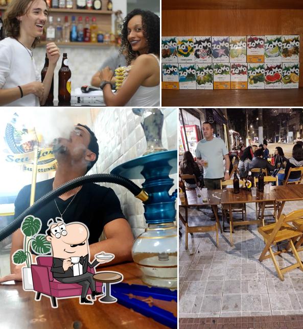 Sente em uma das mesas no Boteco Seu Jorge