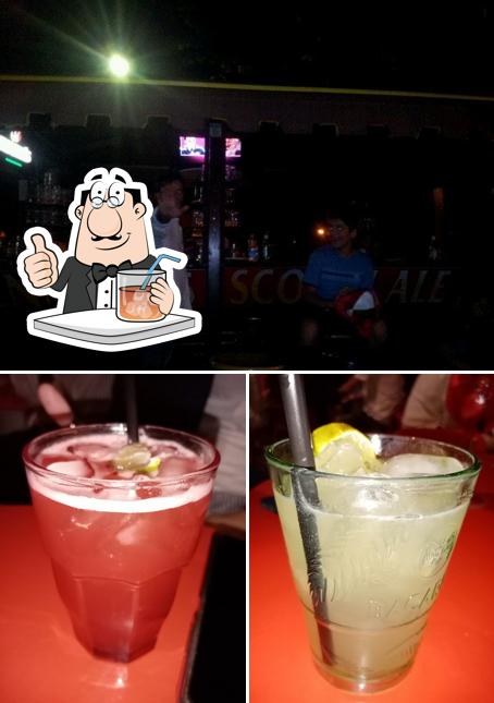 Dai un’occhiata alla foto che mostra la bevanda e bancone da bar di Bar delle Rose