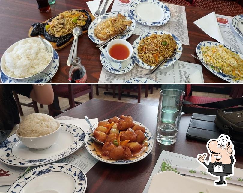 Dai un'occhiata agli interni di Kineski restoran Peking