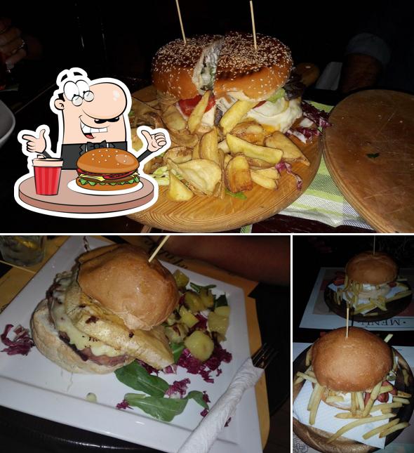 Ordina uno dei tipi di hamburger proposti a Oscar Wilde Pub Restaurant