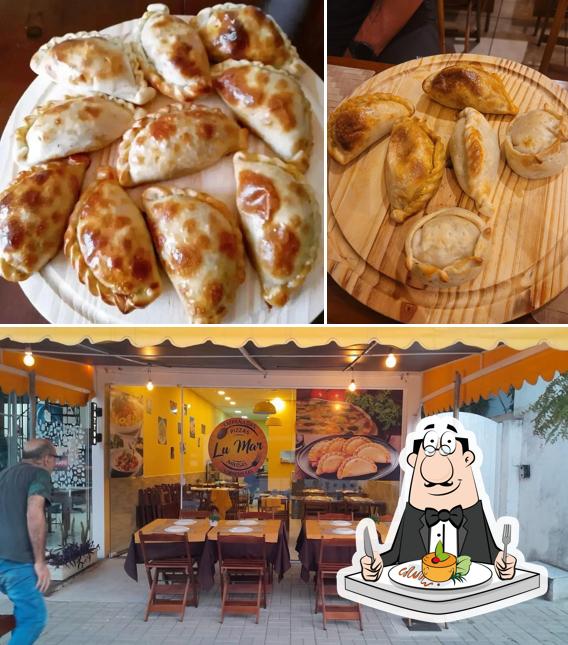 Dê uma olhada a foto mostrando comida e interior no lumar pizzas e Massas