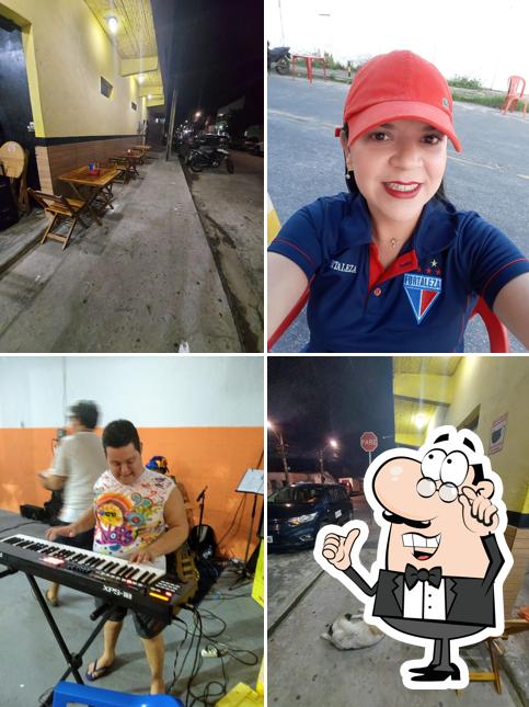 Sente em uma das mesas no Bar Quina Fresca