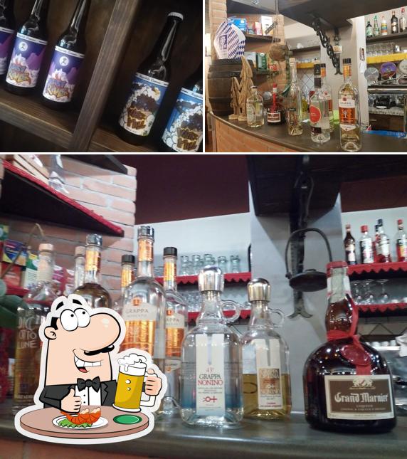 Puoi ordinare un rinfrescante bicchiere di birra chiara o scura