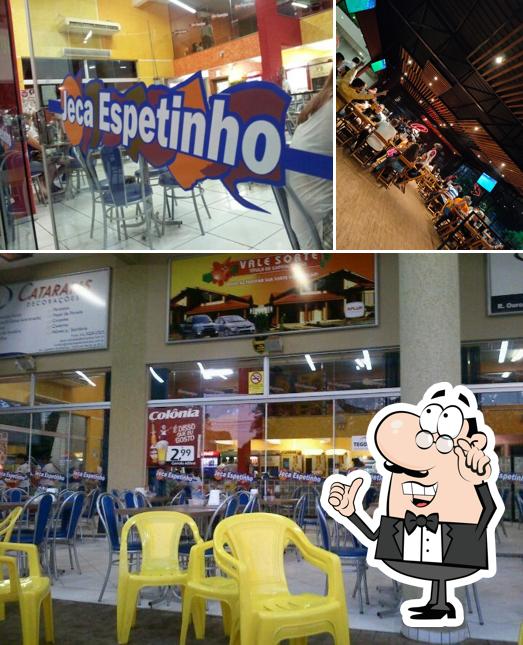 Sente em uma das mesas no Rafain Chopp by Jeca Espetinho