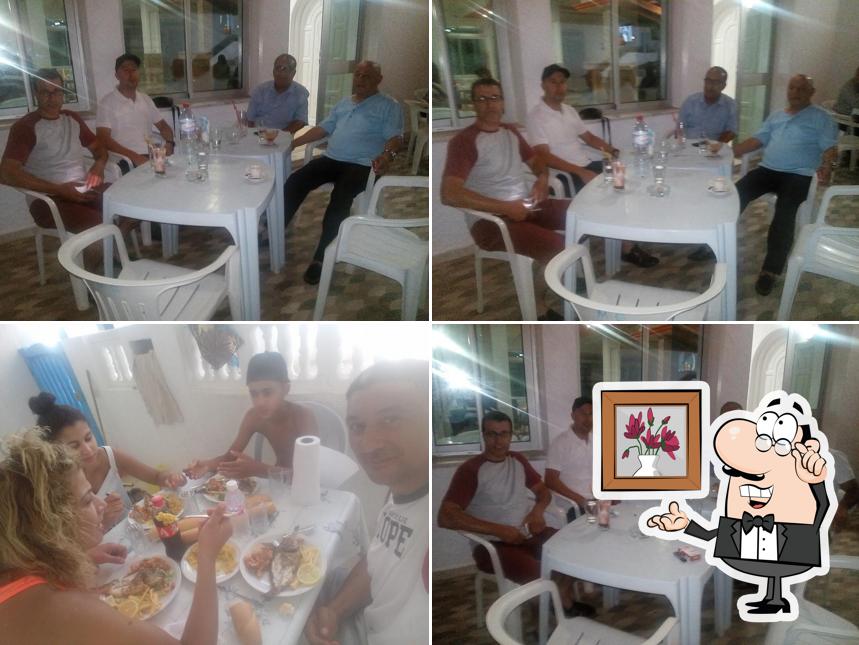 La intérieur et table à manger du restaurant