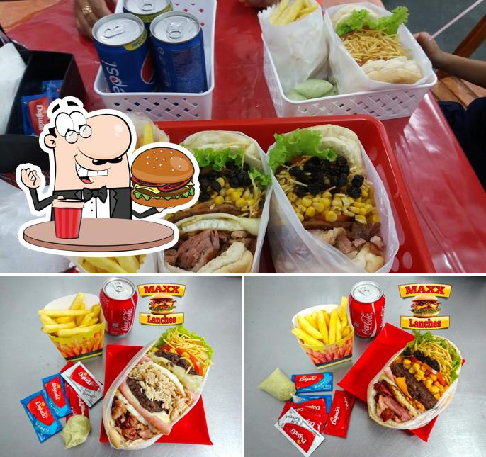Peça um hambúrguer no MAXX Lanches