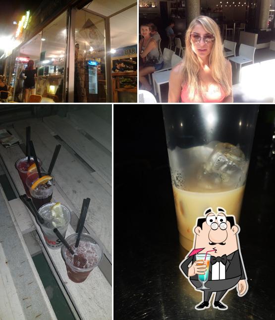 Questa è la foto che mostra la bevanda e interni di Pub Paco Beach