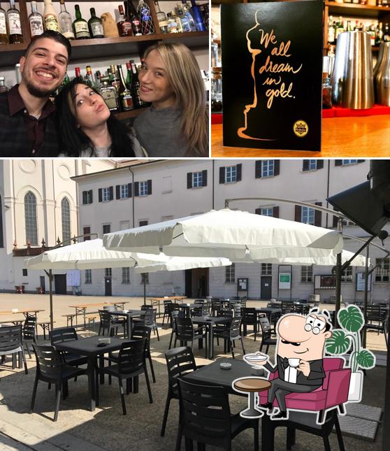 Dai un'occhiata agli interni di Re Matto Caffè