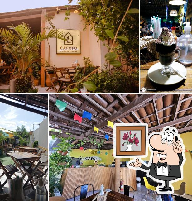 Sente em uma das mesas no CAFOFO - Café com Plantas