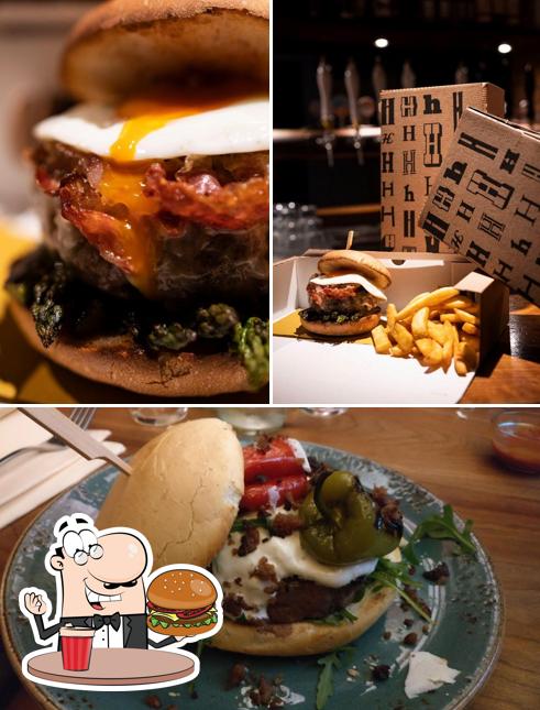 Ordina un hamburger a Helmut Pub