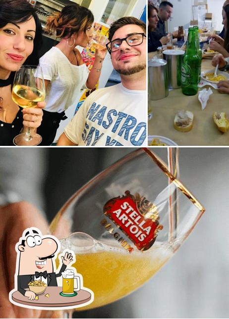 Puoi goderti un rinfrescante bicchiere di birra chiara o scura