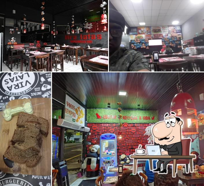 O interior do Hamburgueria Vira Latas