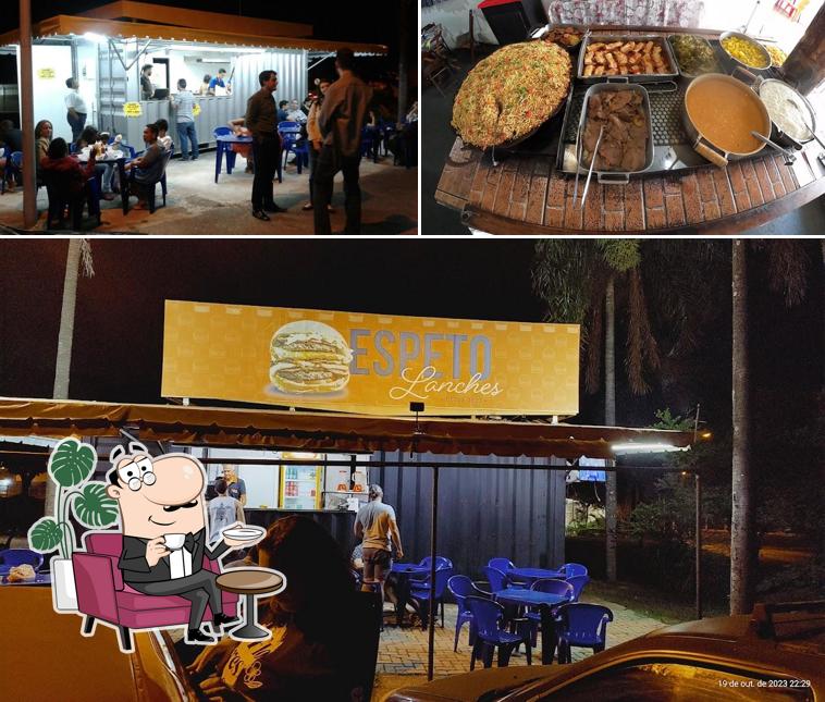 A interior e comida do restaurante