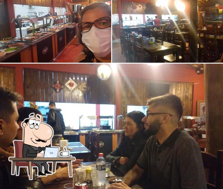 Sente em uma das mesas no Shizuoka Restaurante Japonês