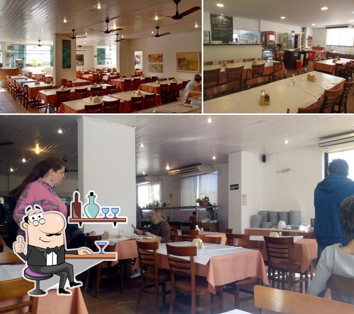 Sente em uma das mesas no Adriano's Restaurante