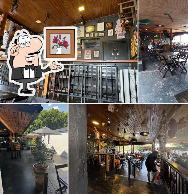 Sente em uma das mesas no Donna Ninpha Skate Bar