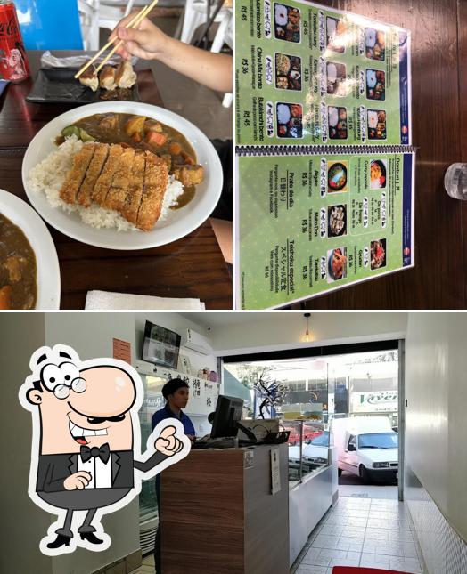 Sente em uma das mesas no Umami Deli - Comida Oriental