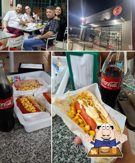 Confira a foto apresentando comida e interior no Cachorro Quente do Japão