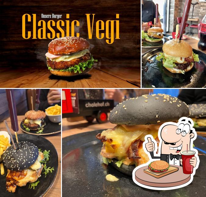 Gustati uno dei tipi di hamburger proposti a Cholehof Burger & Menüs