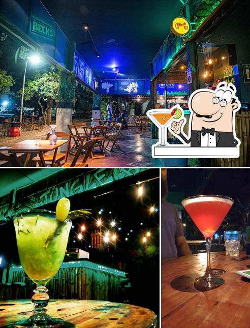 Esta é a foto apresentando bebida e interior no Jungle Bar