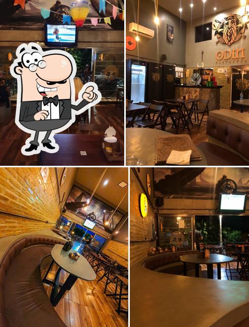 Sente em uma das mesas no ODIN BAR