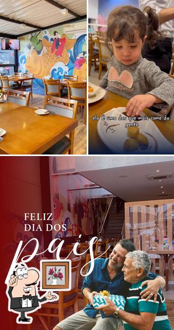 Sente em uma das mesas no Katsuji Sushi Itamarati