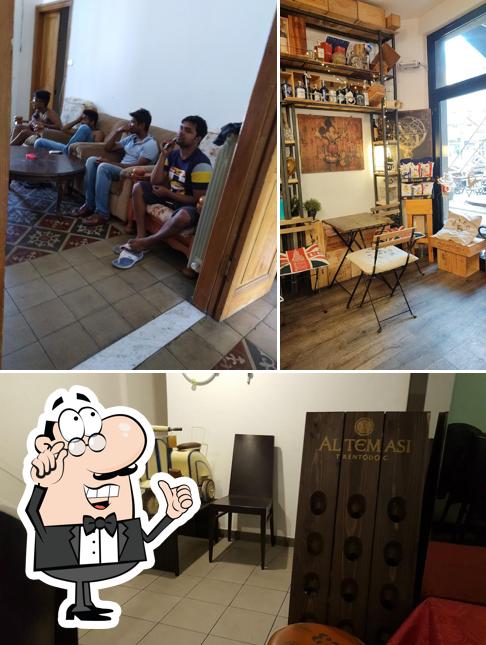 Dai un'occhiata agli interni di Bermuda Bar