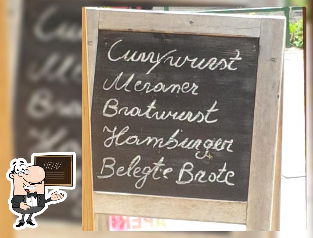 Imbiss ROUS offre il menu scritto su una lavagna