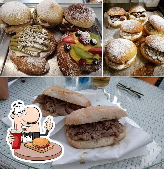 Ordina un hamburger a Caffetteria dei Calderai