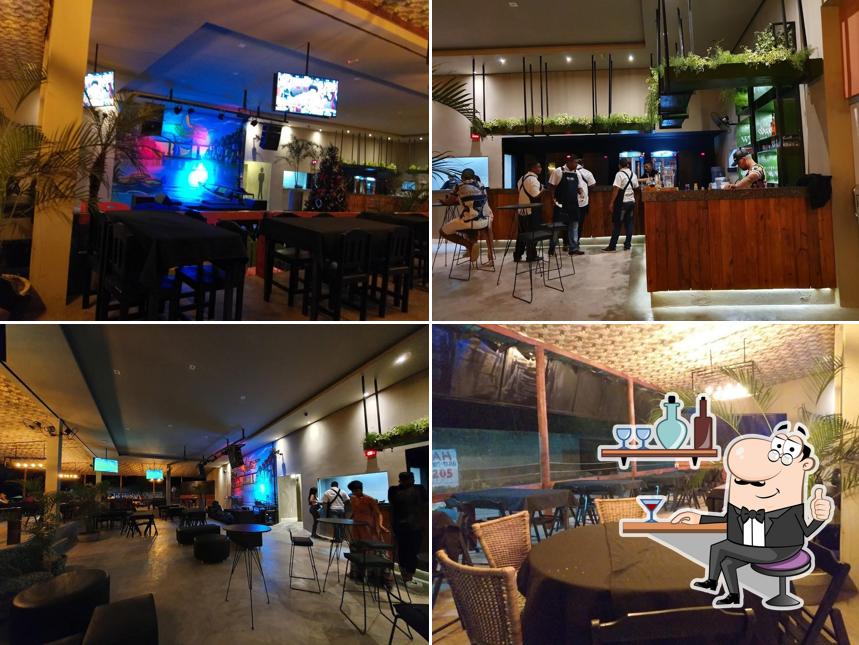 Sente em uma das mesas no Rio Bar e Restaurante