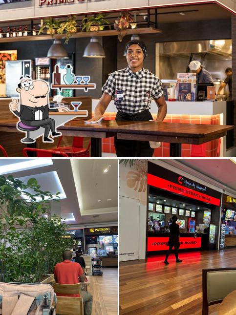 Sente em uma das mesas no Mania de Churrasco