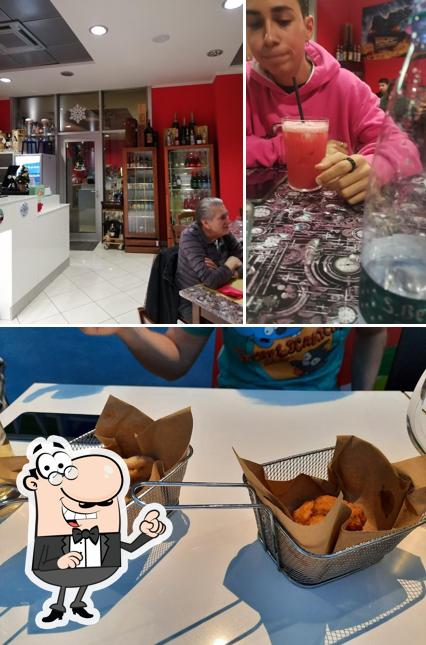 La immagine di interni e cibo da Delorean Food and Drink