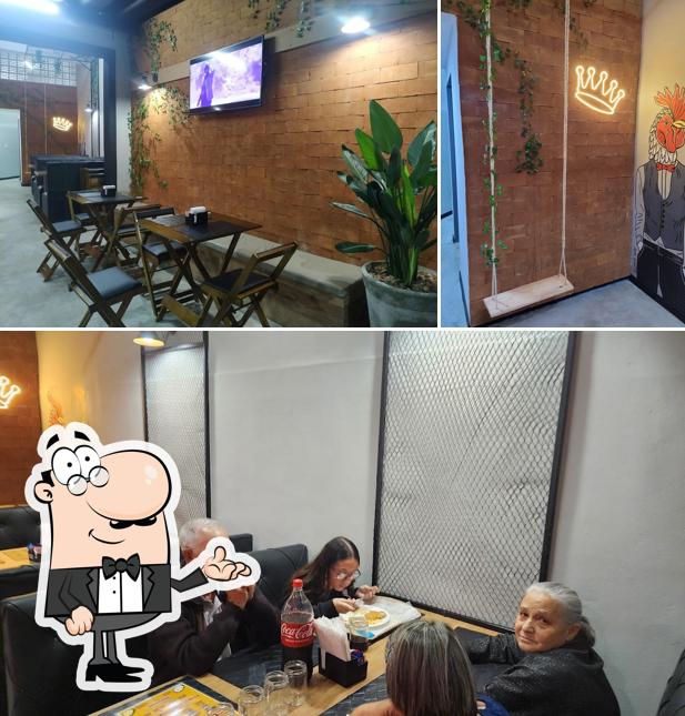 O interior do Chicken Queen