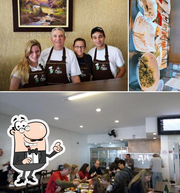 Sente em uma das mesas no Mafra's Restaurante & Eventos