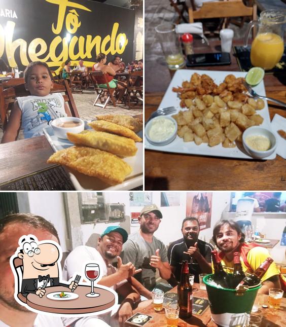 Dê uma olhada a ilustração mostrando comida e balcão de bar a Tô Chegando Pub e Petiscaria