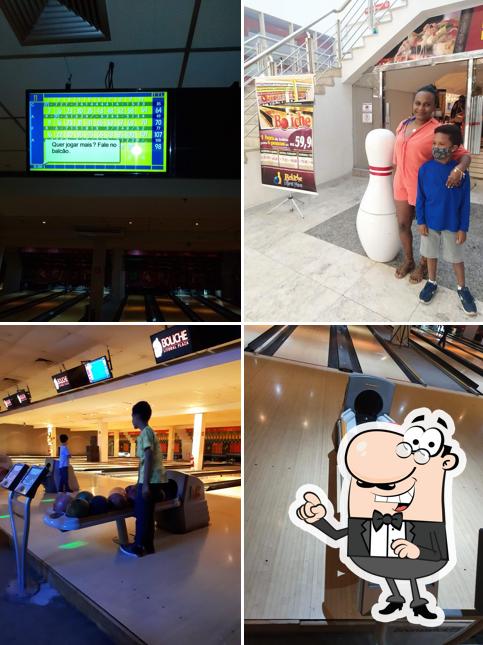 Sente em uma das mesas no BOLICHE LITORAL PLAZA