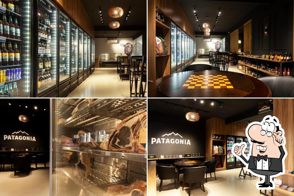 Sente em uma das mesas no VF Butcher Shop & Bar Patagonia