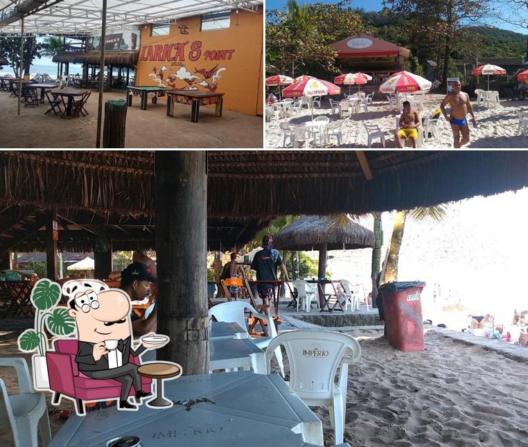 Sente em uma das mesas no Larica's Point