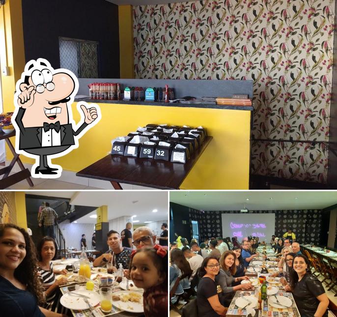 Sente em uma das mesas no Pópidi Pizzaria