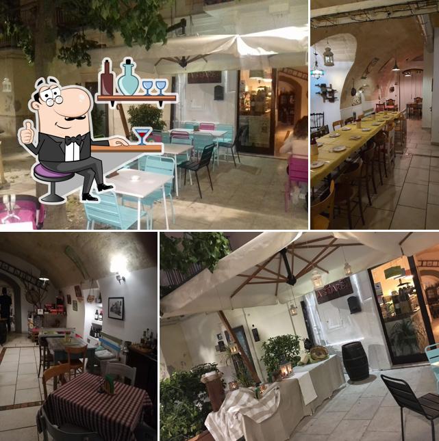 Siediti a un tavolo di A STARE MODUGNO