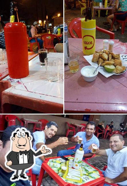 Sente em uma das mesas no Bar e Lanchonete do Juca