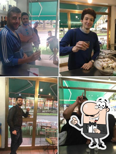 Siediti a un tavolo di White Bar